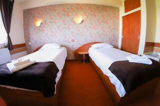 Отель Hotel Olimp Клуж-Напока Двухместный номер с 2 отдельными кроватями-3