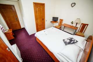 Отель Hotel Olimp Клуж-Напока Двухместный номер с основными удобствами и 1 кроватью-3